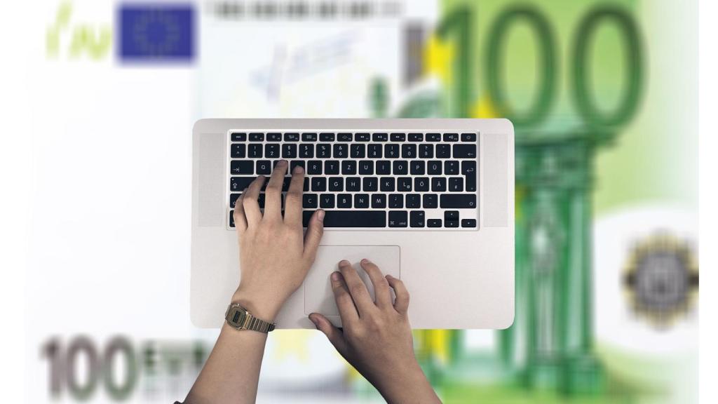 Una persona realizando una transferencia bancaria 'online'.