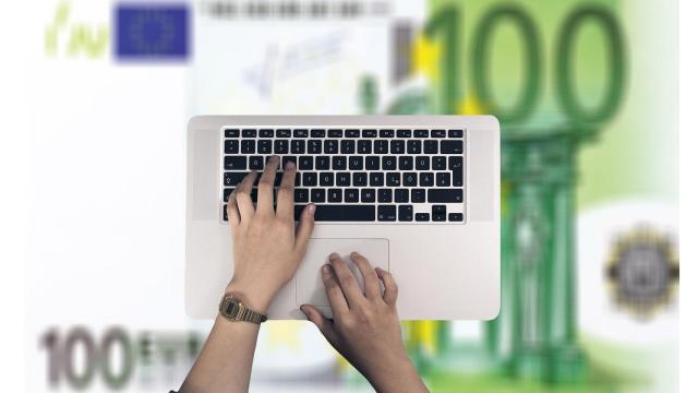 Una persona realizando una transferencia bancaria 'online'.