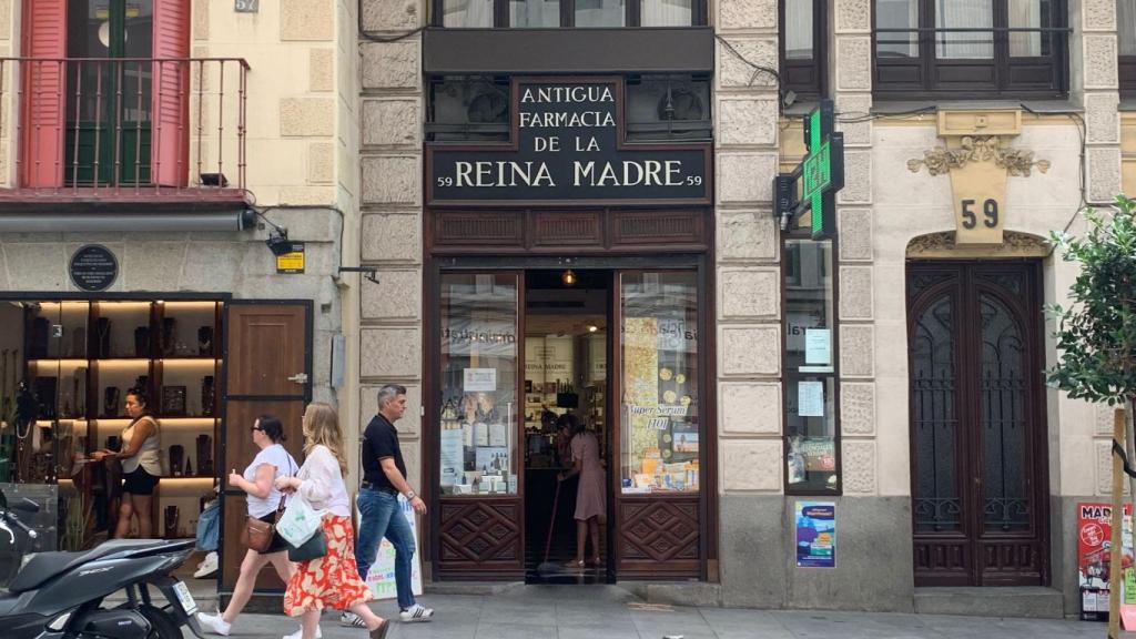 Fachada de la farmacia Reina Madre