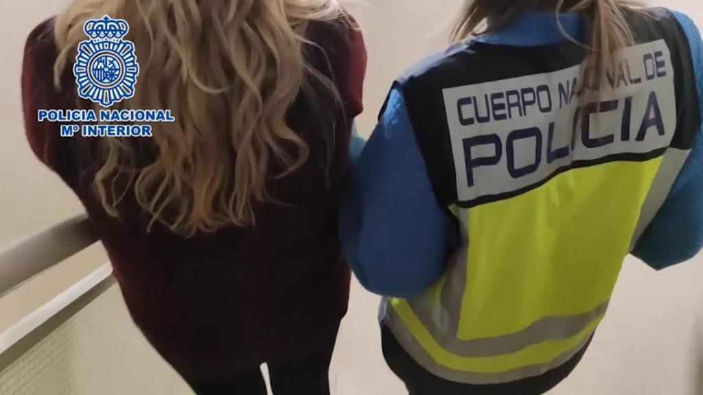 La mujer acusada del asesinato de un hombre en 2021, arrestada por la Policía Nacional.