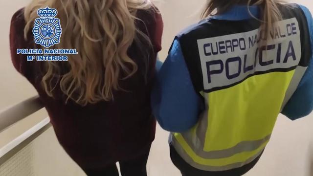 La mujer acusada del asesinato de un hombre en 2021, arrestada por la Policía Nacional.
