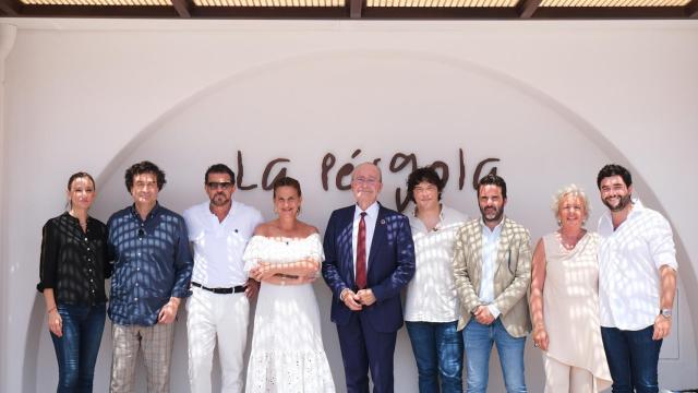 Miembros del equipo de Gobierno y de Tercer Acto con los presentadores de Máster Chef.