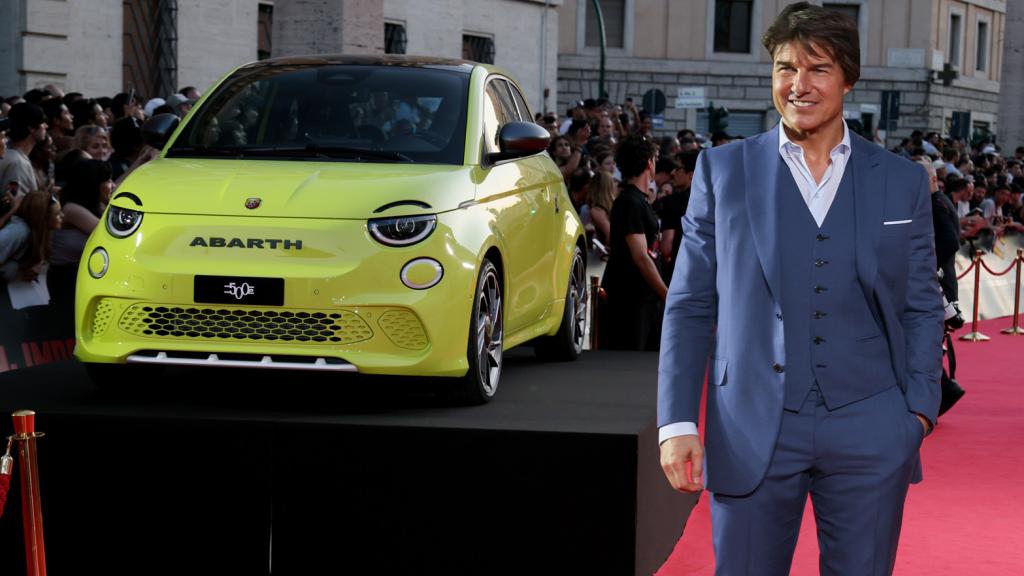 Tom Cruise junto al nuevo Abarth 500 e en uno de los momentos de la promoción de la película.