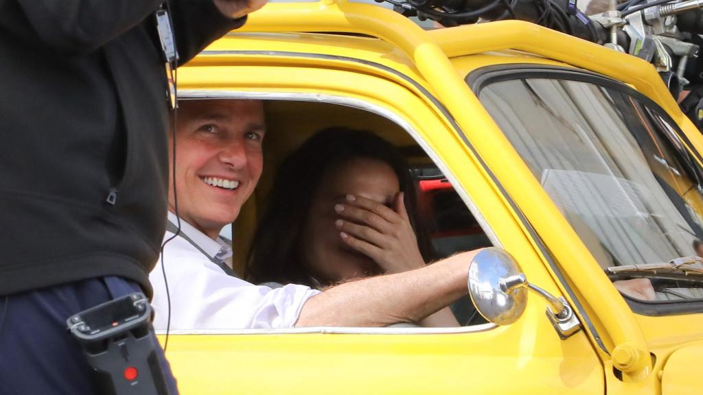 Tom Cruise al volante del Abarth original durante la película.