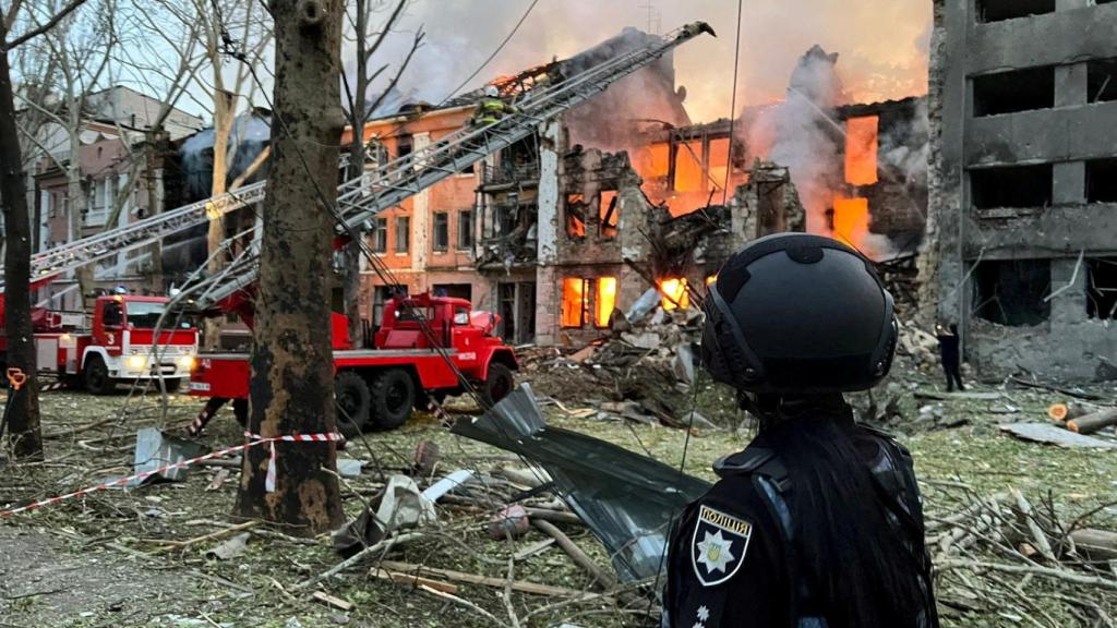 Un edificio residencial en Nikolaev afectado por el ataque ruso producido este jueves 20 de julio.