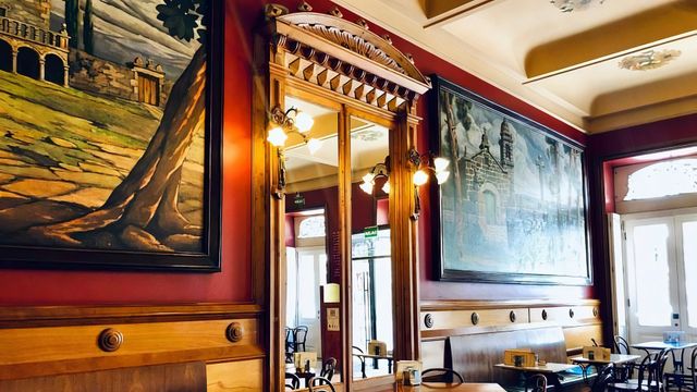 Interior de la cafetería.