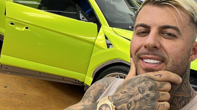 El influencer Amadeo Llados junto a uno de sus coches deportivos de lujo