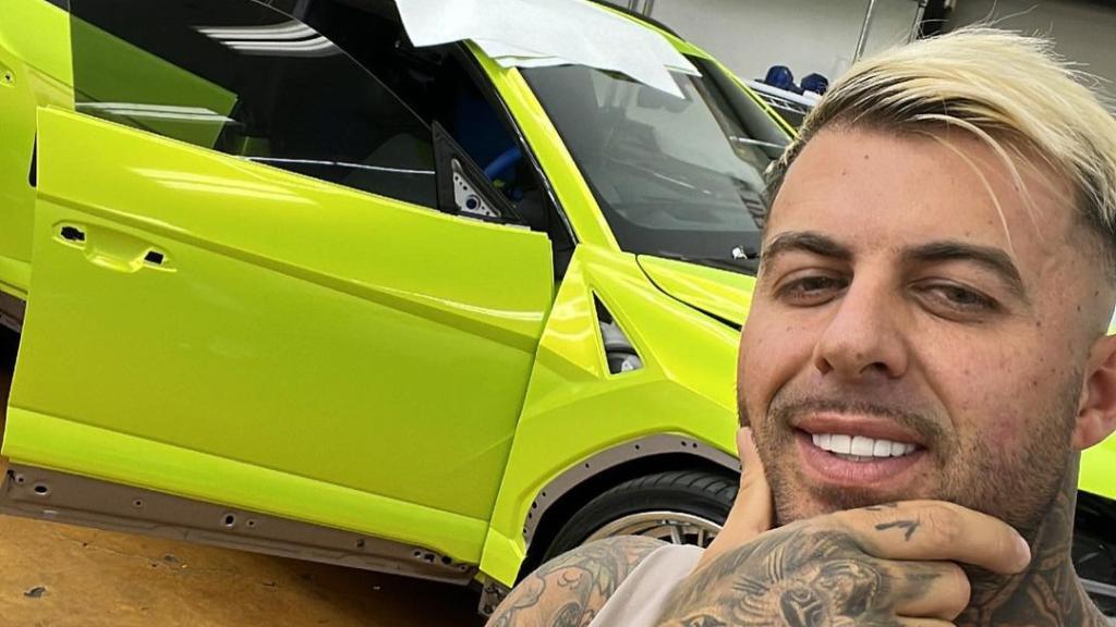 El influencer Amadeo Llados junto a uno de sus coches deportivos de lujo