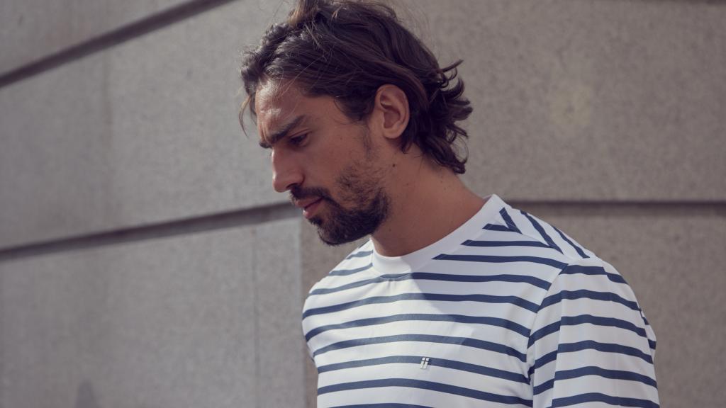 Un modelo posa con una camiseta a rayas de Sepiia.