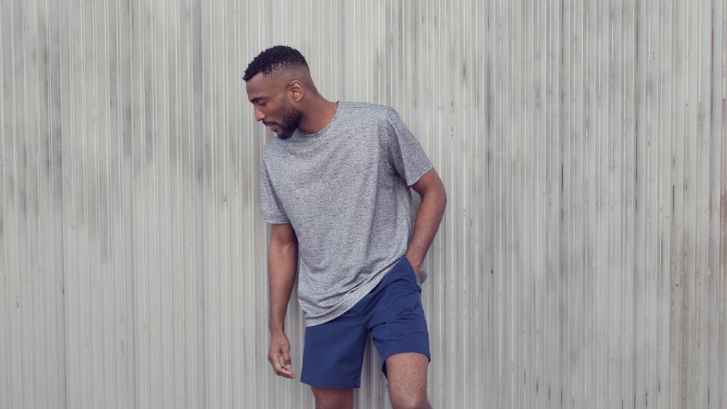 Conjunto veraniego de camiseta gris y bermudas azules