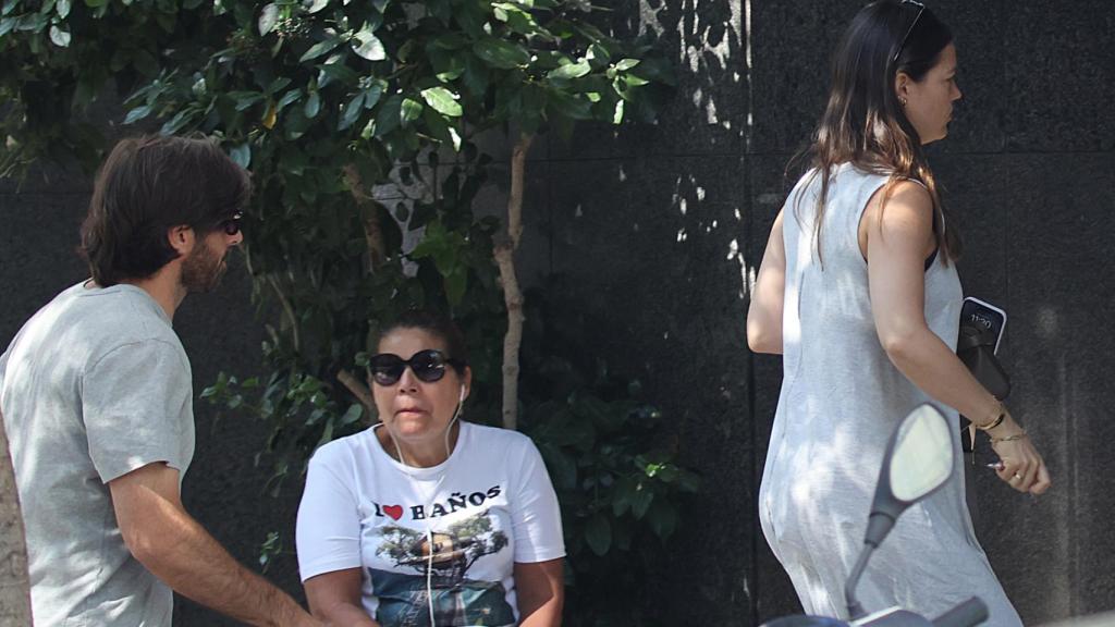 La pareja, caminando por Madrid.