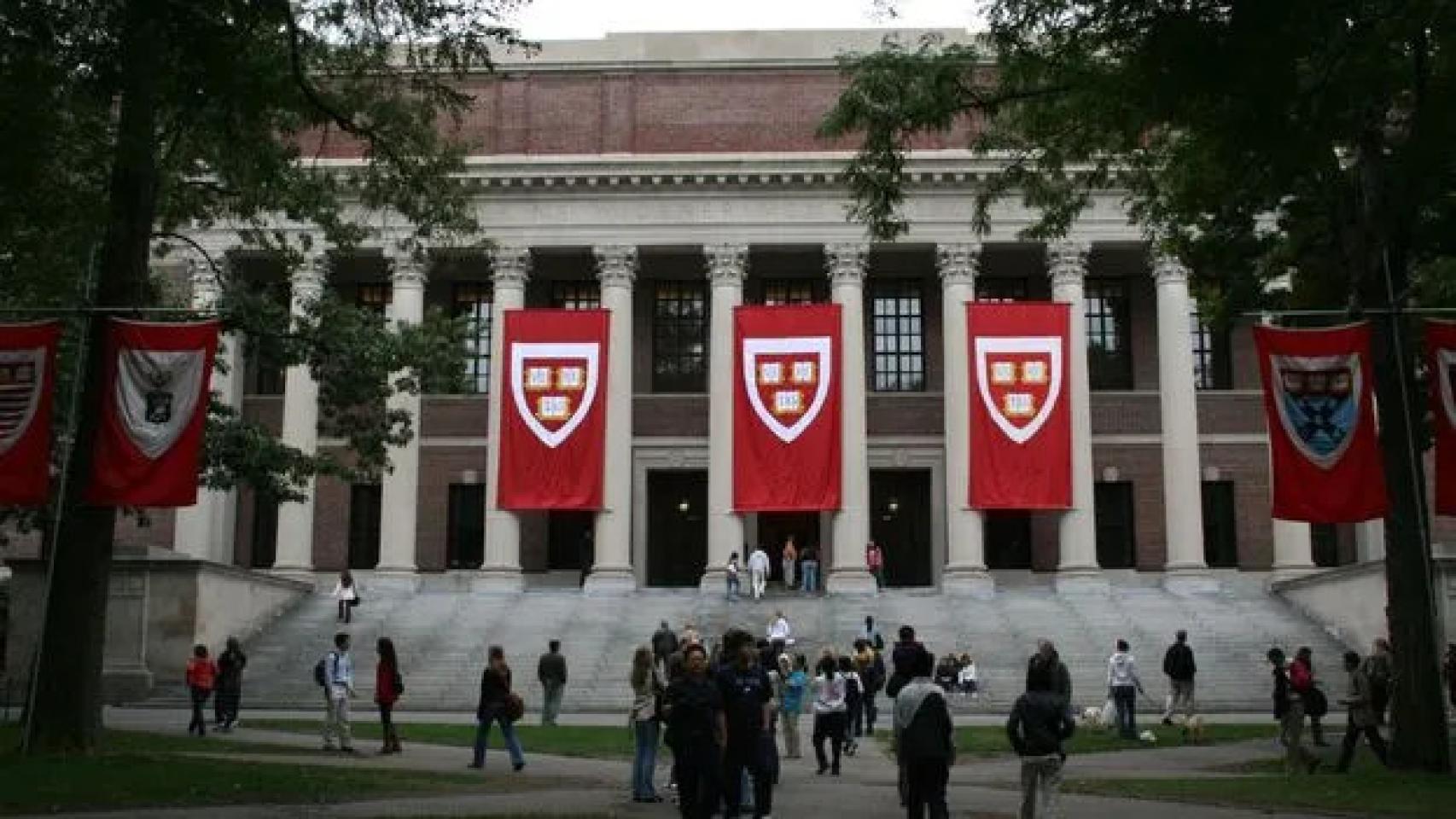 Fachada de una de las escuelas de la Universidad de Harvard