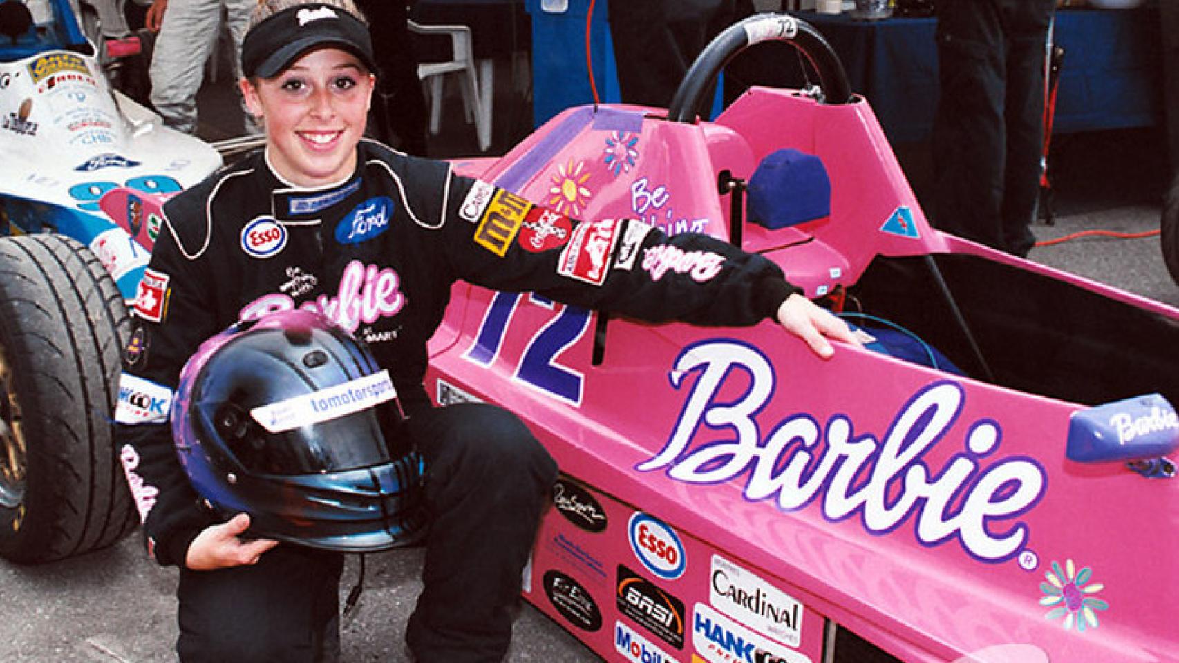 Ashley Taws, junto a uno de los monoplazas rosas que pilotó