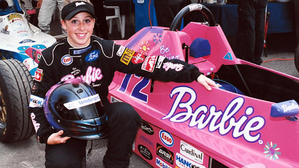Ashley Taws, junto a uno de los monoplazas rosas que pilotó