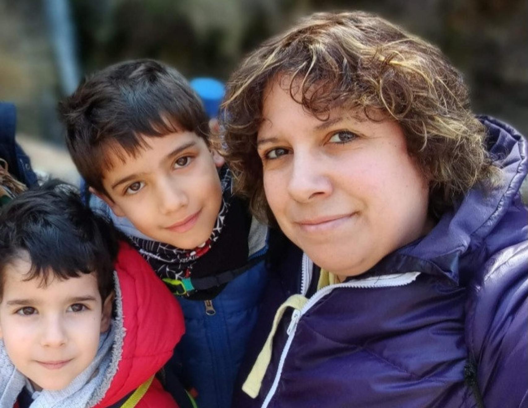 Jordina Fabrés, junto a sus hijo Álex (i.) y Marc (d.), nacidos a partir de la Naprotecnología.