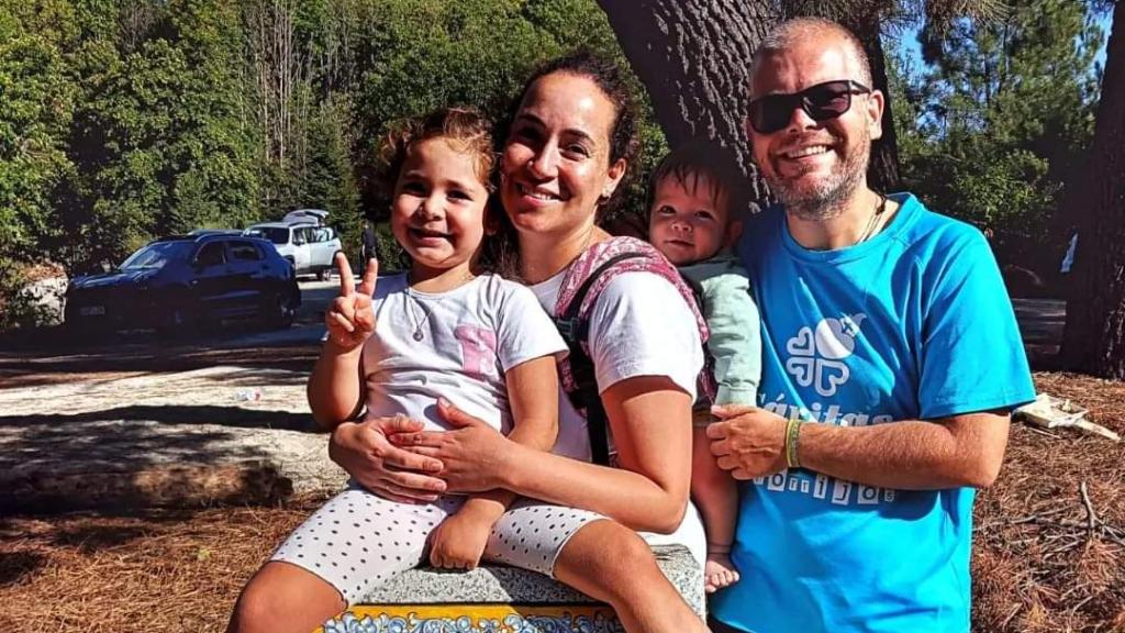Sara Díaz y Juan Francisco Bermejo, junto a sus hijos Fátima y Jacobo, concebidos gracias a la Naprotecnología.