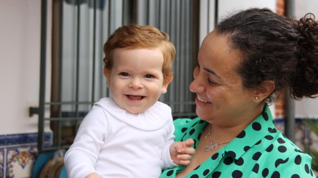 Sara Díaz, observando a su hijo Jacobo, nacido gracias a las Naprotecnología.