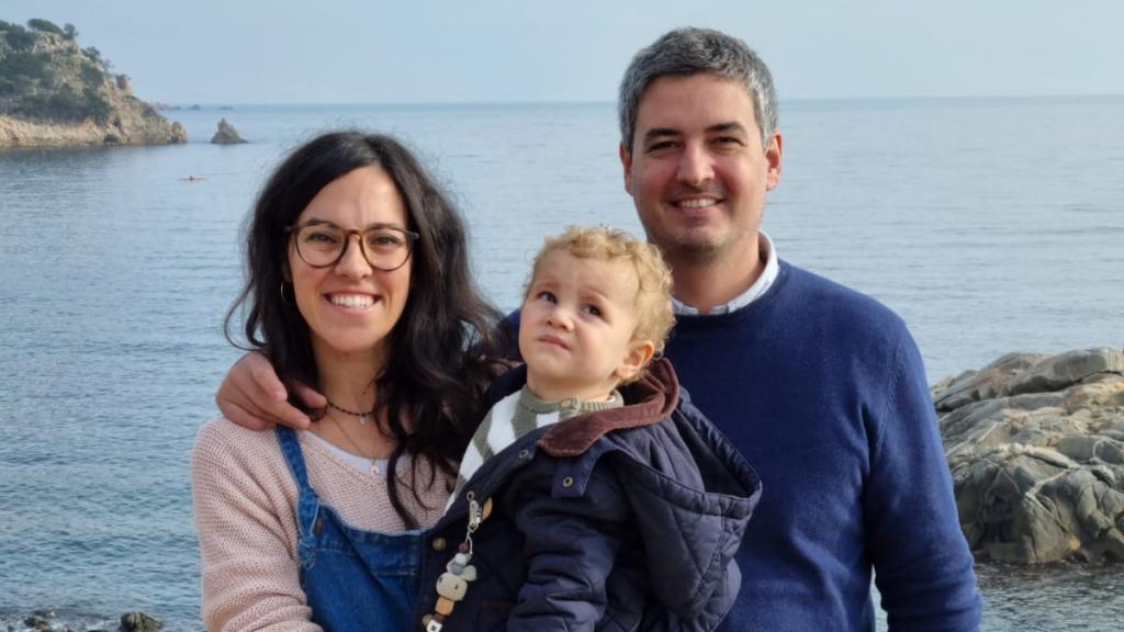 Raquel Pérez y Pablo Gómez, junto a su hijo Mateo, nacido gracias a la Naprotecnología.