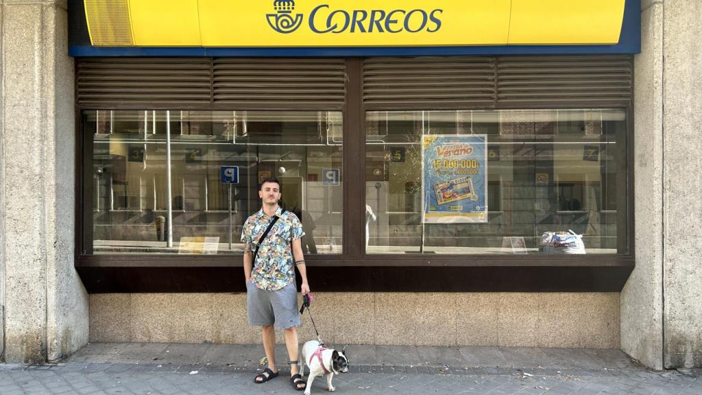 Marco, impotente votante, junto a su perro.
