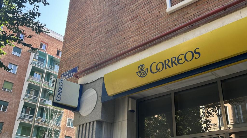 Oficina de Correos de la calle Julián Besteiro, este viernes.