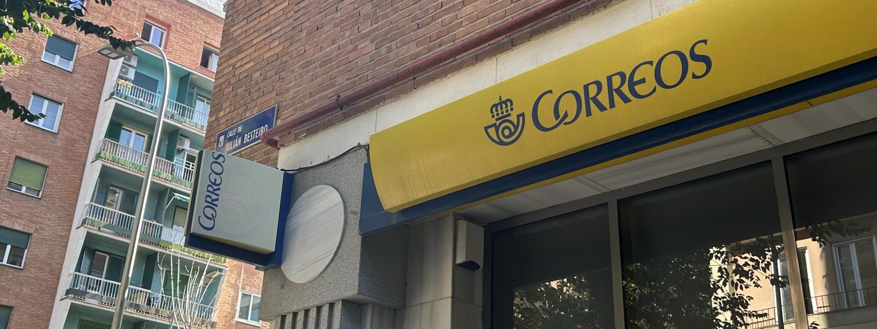 Oficina de Correos de la calle Julián Besteiro, este viernes.