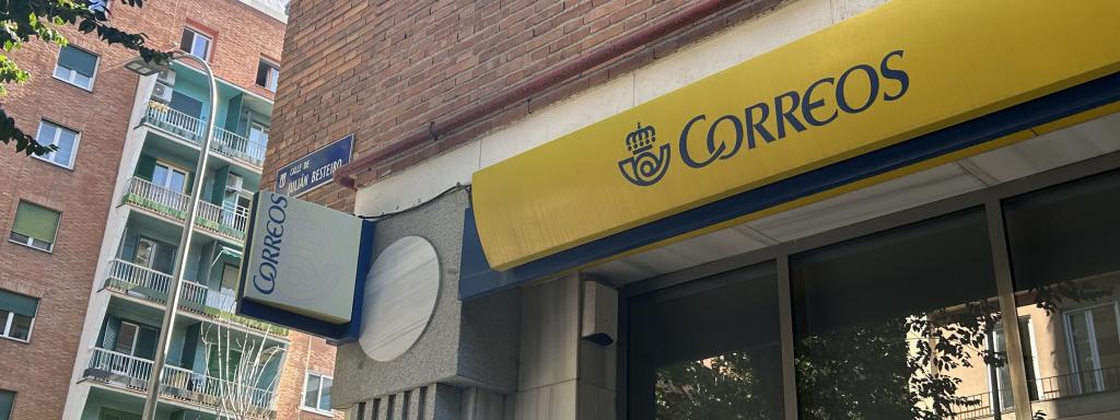 Oficina de Correos de la calle Julián Besteiro, este viernes.