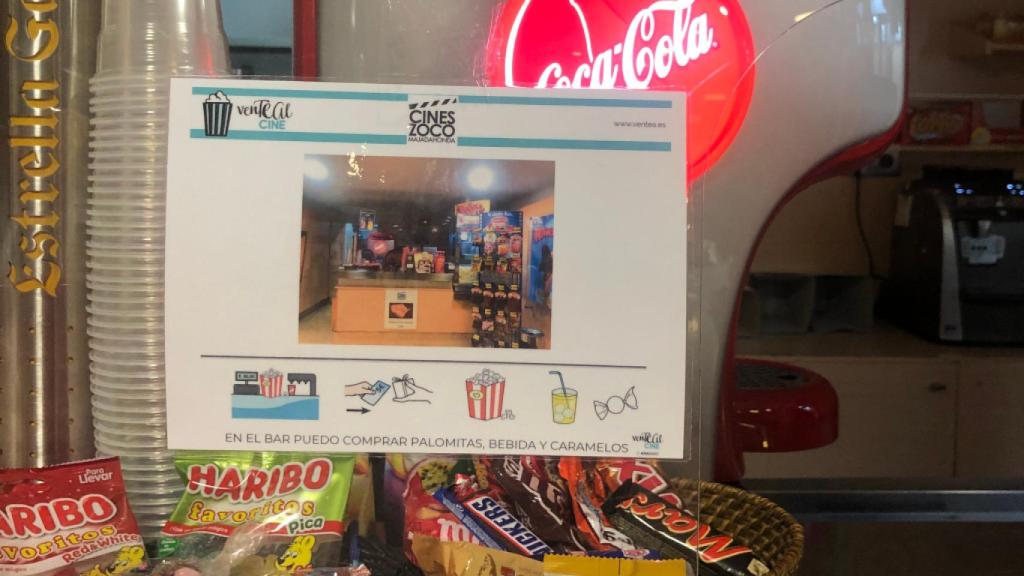 Cartel de VenTEA en la barra de un bar durante una sesión de cine adaptada.