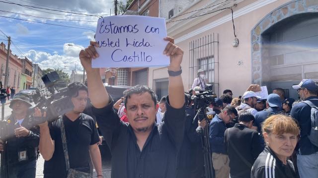 Dos manifiestantes contra el allanamiento a los Recursos Humanos del TSE por parte del Ministerio Público.