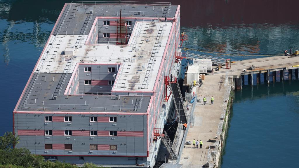 La barcaza Bibby Stockholm, atracada en el puerto británico de Portland, en Dorset, el 20 de julio.