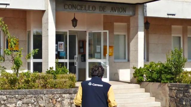 El cartero de Correos frente al Concello de Avión, donde se encuentran las oficinas, a 19 de julio de 2023.