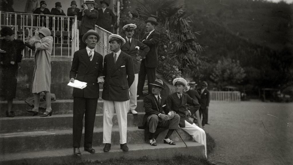 El príncipe de Asturias, Alfonso de Borbón sentado junto al conde de Yebes, en el hipódromo de San Sebastián. En primer término Luis Arana Urigüen y Jaime de Silva Mitjáns, duque de Lécera. Foto:  Kutxateka/Fondo Marín Funtsa/Pascual Marín