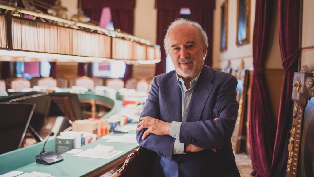 El director de la RAE, Santiago Muñoz Machado, en el salón de plenos de la academia.