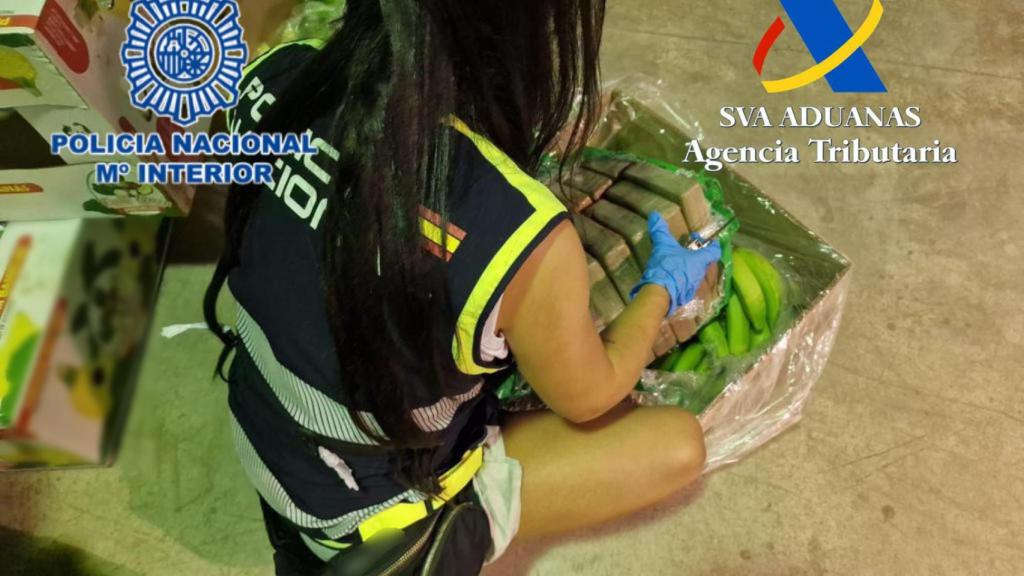 La mercancía iba escondida en cajas de bananas.