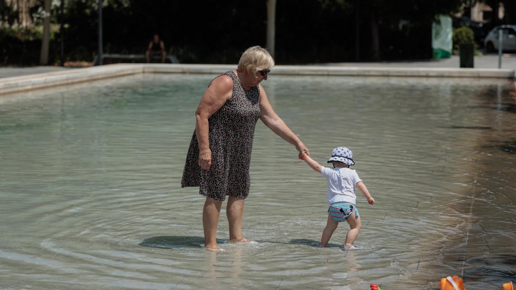 Un niño se refresca en una fuente del Parc Central.