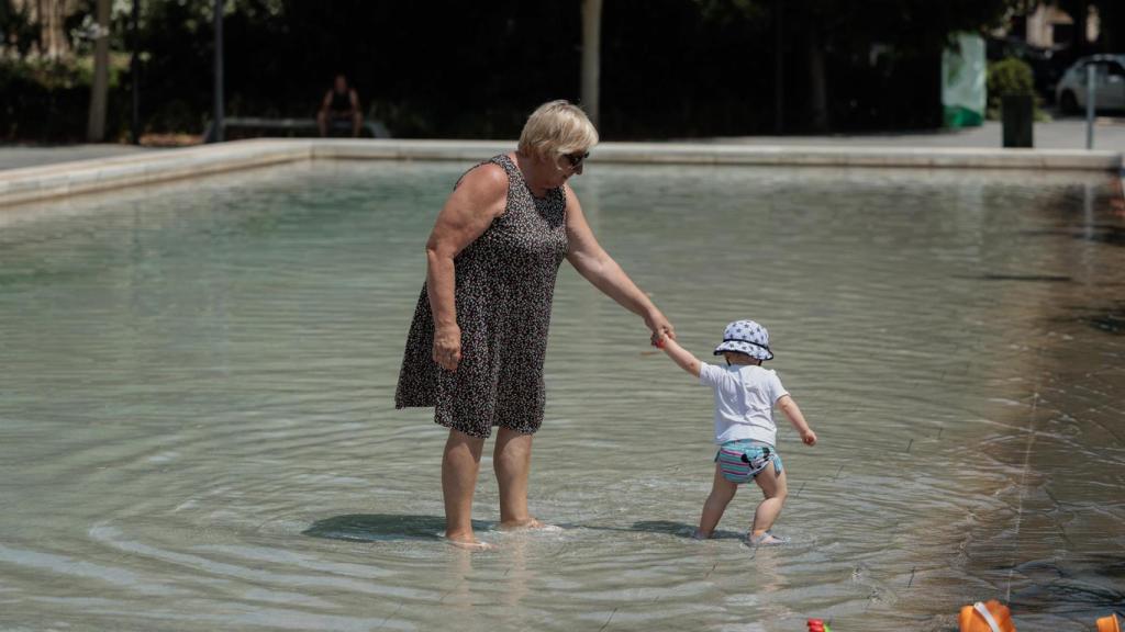Un niño se refresca en una fuente del Parc Central.
