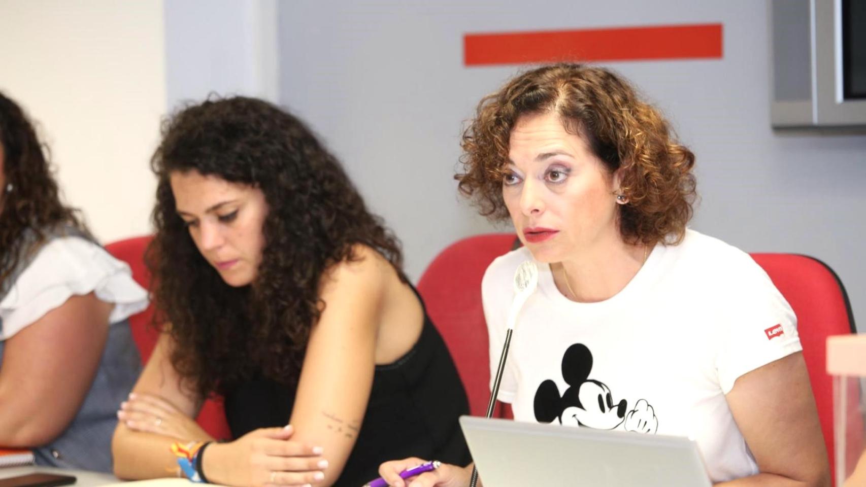 Toñi Martín-Zarco, derecha, y Cristina Cutanda en la asamblea de este jueves.