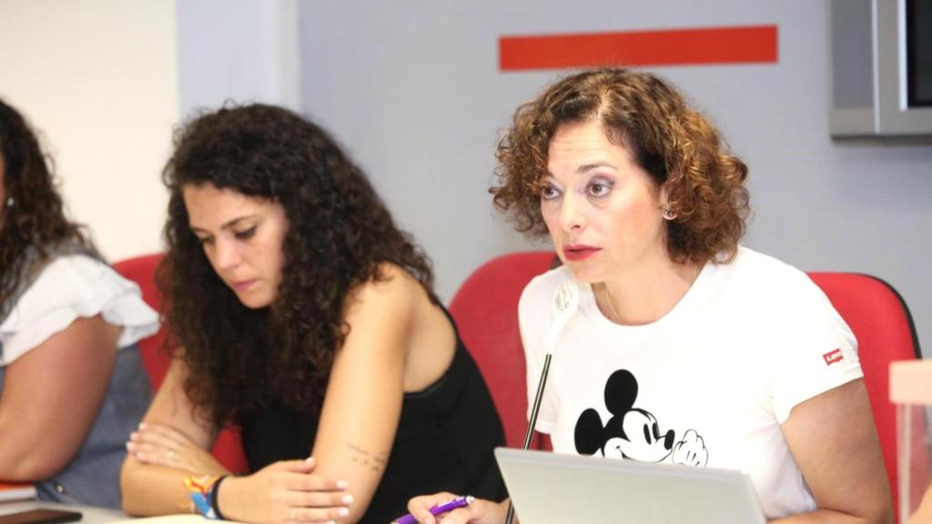 Toñi Martín-Zarco, derecha, y Cristina Cutanda en la asamblea de este jueves.