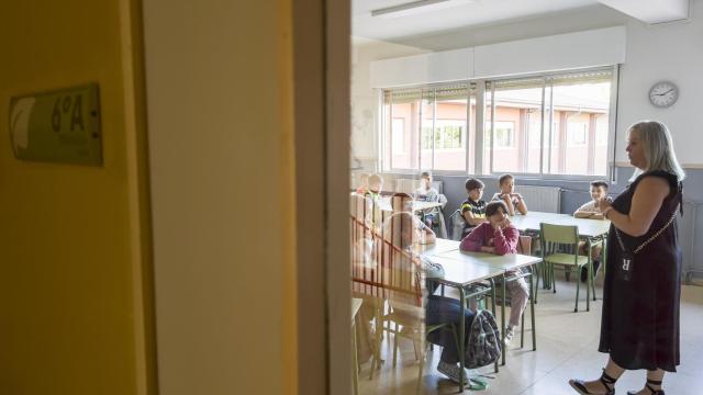 Una profesora da clase a sus alumnos en un colegio de Castilla y León