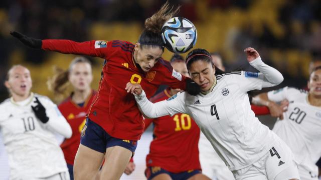 Esther González pelea un balón con Mariana Benavides, de Costa Rica