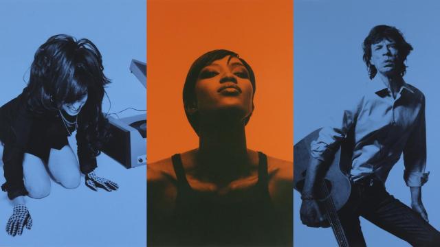 De izquierda a derecha, Bryan Adams: 'Amy Winehouse, Spinning records', Londres, 2010; 'Naomi Campbell, Tank Top', Londres, 2000; y 'Mick Jagger With Guitar', Nueva York, 2008. © Bryan Adams