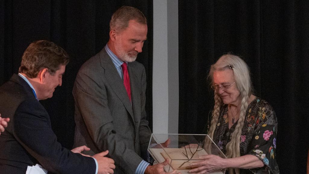 Luis García Montero, director del Instituto Cervantes, acompaña al rey Felipe VI y a la poeta Sharon Olds en el acto de recepción del Premio Joan Margarit, celebrado en el Instituto Cervantes de Nueva York