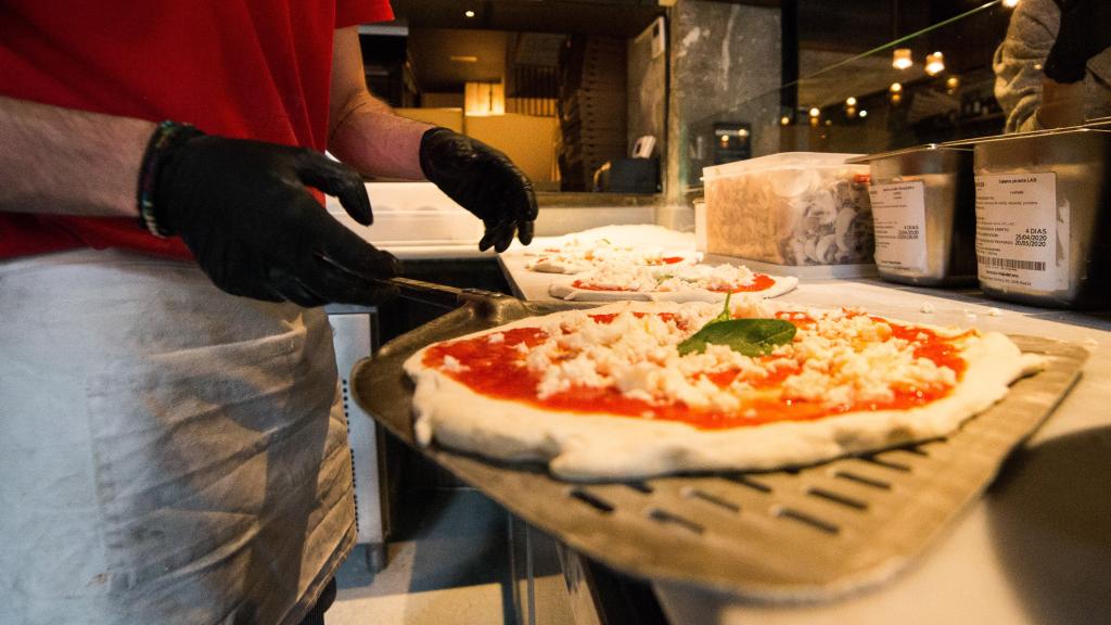 Imagen de la elaboración de una pizza .