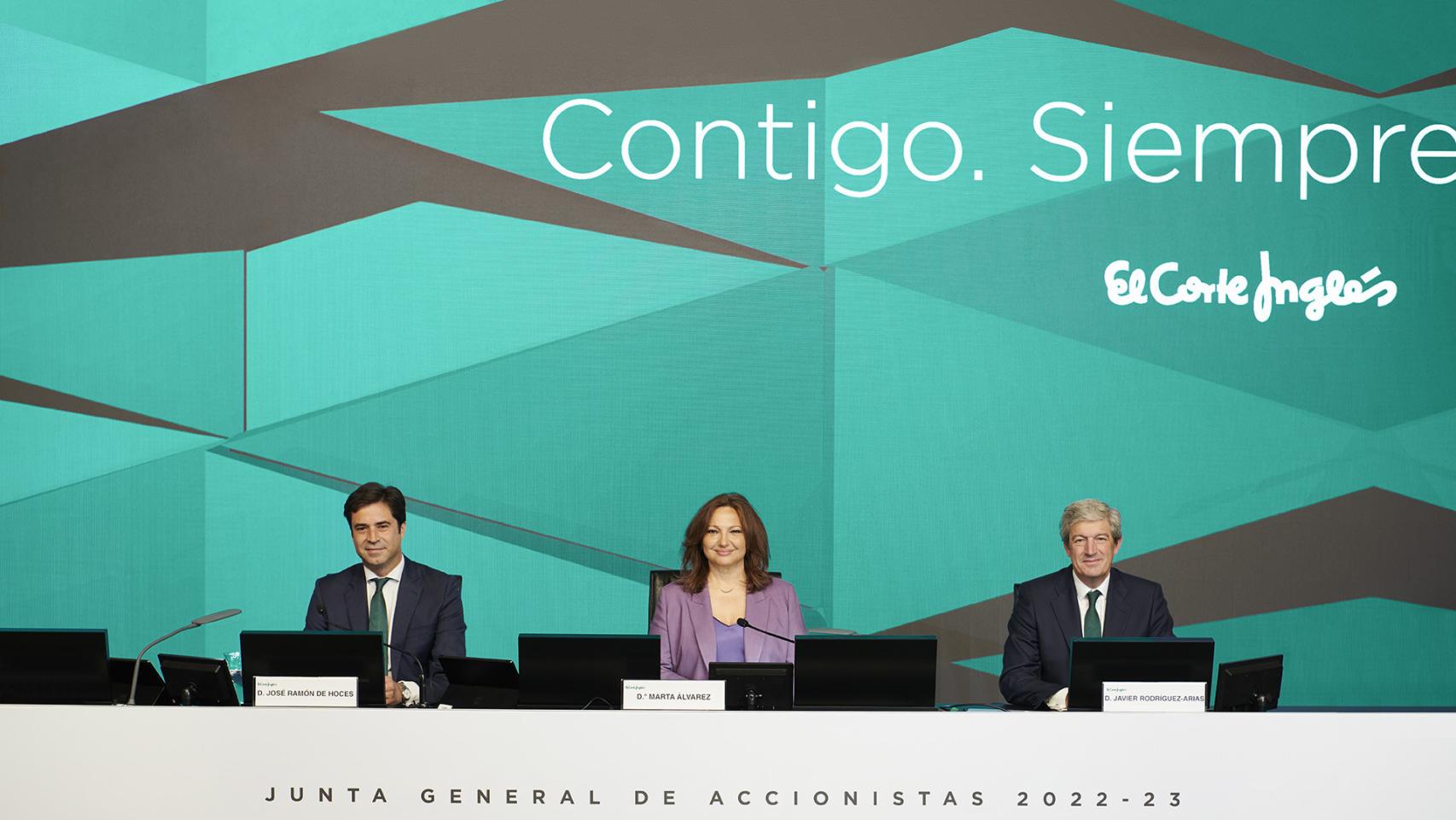 José Ramón de Hoces, consejero secretario de El Corte Inglés; Marta Álvarez, presidenta; y Javier Rodríguez-Arias Ambrosini, miembro del Consejo de Administración, durante la junta de accionistas de los grandes almacenes en julio de 2023.