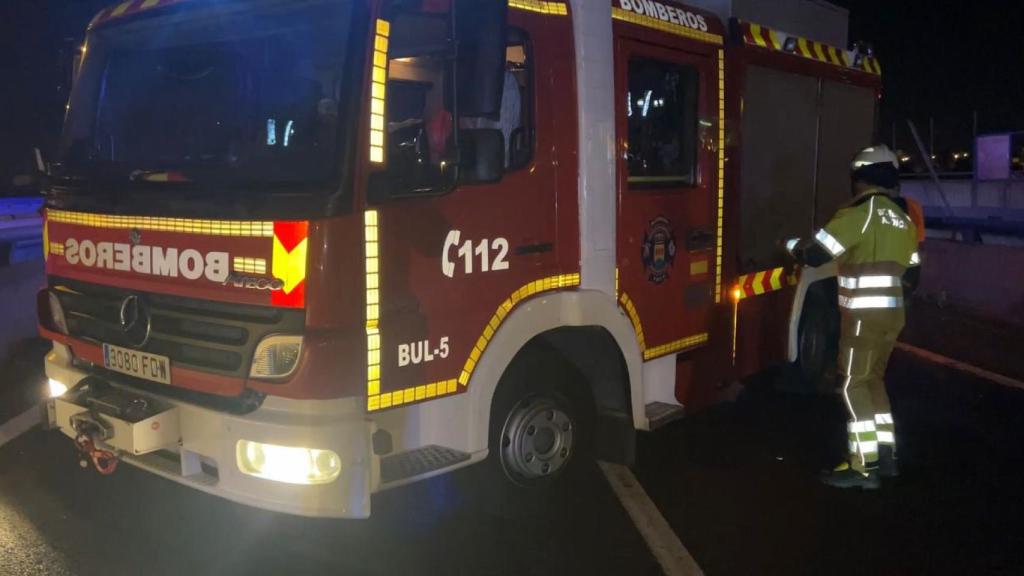 Bomberos en el incendio de Parla.