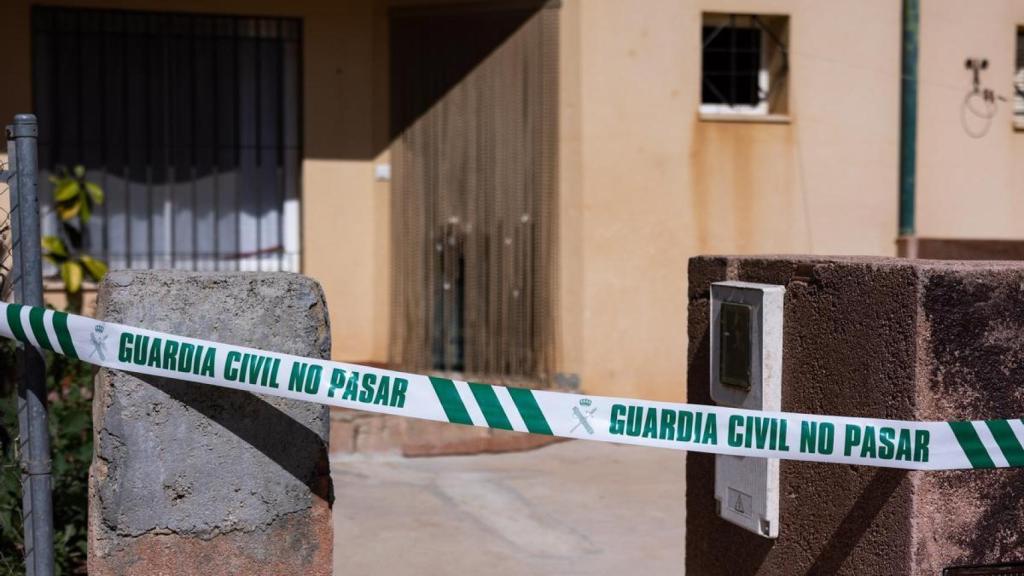 Precinto de la Guardia Civil a las puertas de la casa de Carmen.