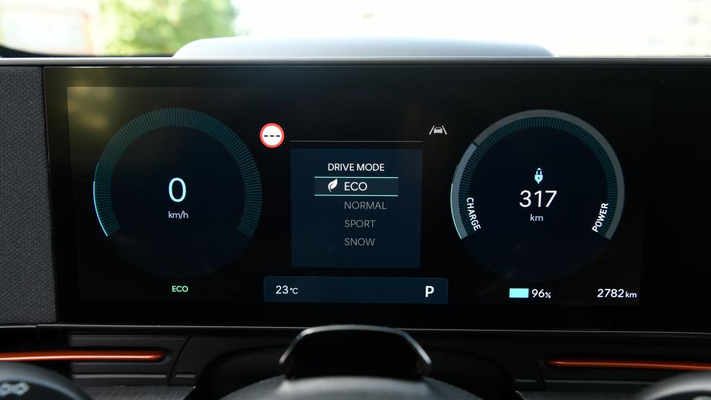 El Hyundai Kona EV tiene diferentes modos de conducción.