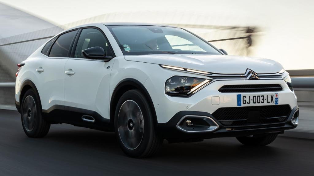 El Citroën ë-C4 X destaca por un precio más competitivo que el Tesla Model 3.