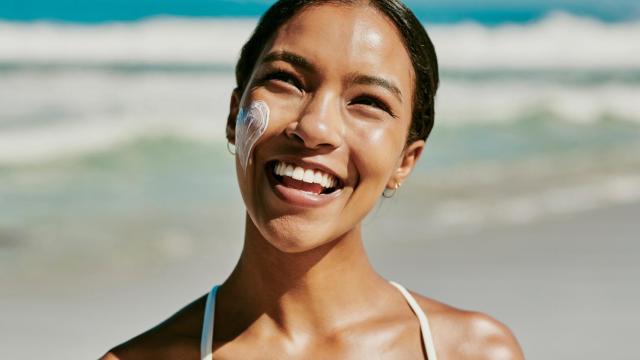 Una mujer, bajo el sol.