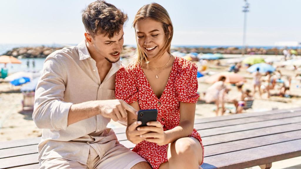 Pareja en la playa. Foto: iStock.