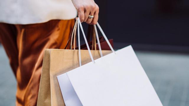 Una mujer, de compras.